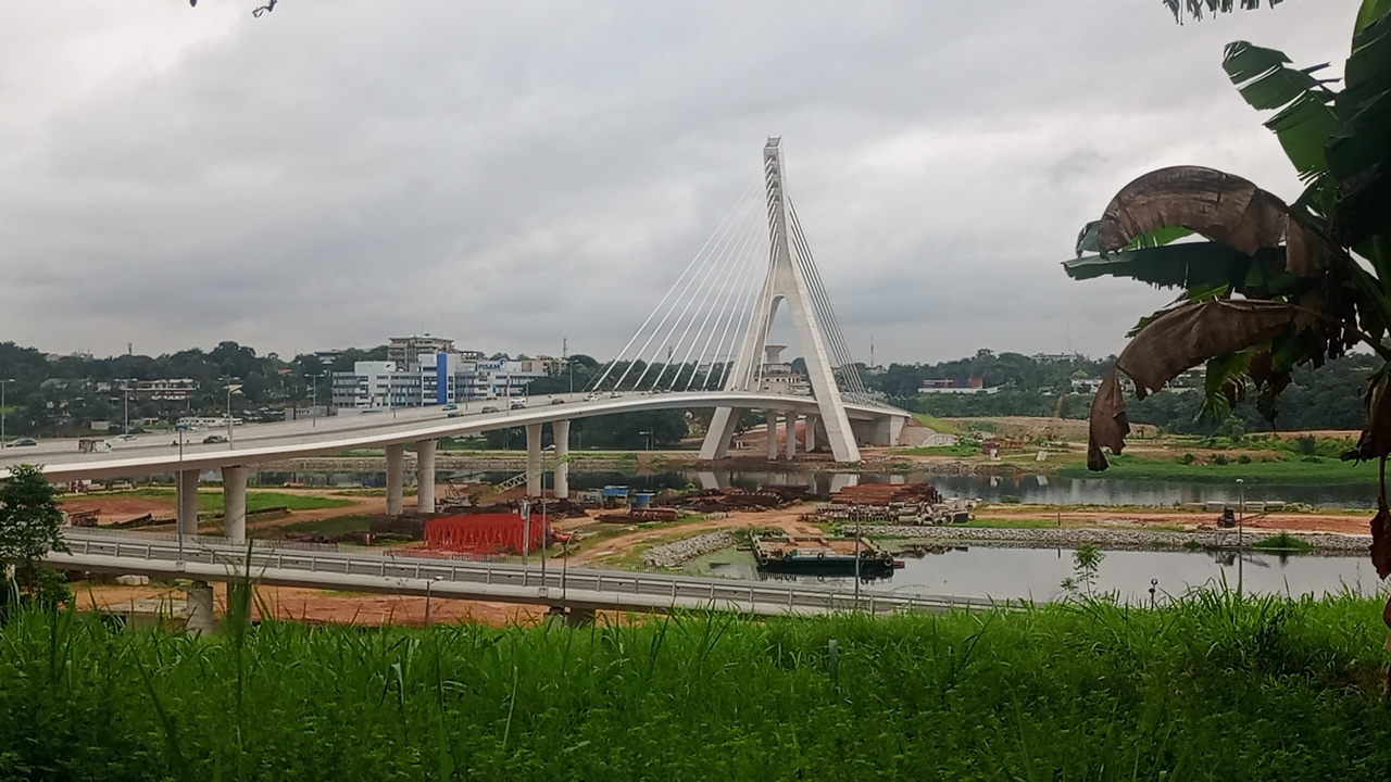 Pont Alassane Ouattara et infrastructures urbaines à Abidjan